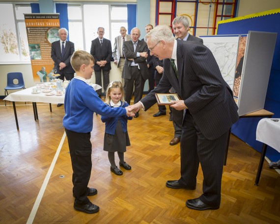 children give painting to Royal visitor